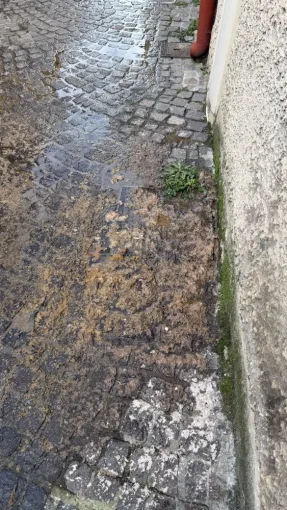 Débouchage d un regard dans une petite ruelle à Crémieu, Vaulx-Milieu, JP ASSAINISSEMENT