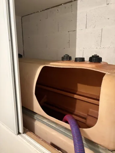 Dégazage et découpe d'une cuve a fuel pvc 2000 litres à Roche, Vaulx-Milieu, JP ASSAINISSEMENT