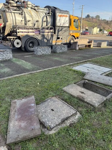 Vidange et nettoyage d un bac à graisse d une cantine scolaire à Luzinay, Vaulx-Milieu, JP ASSAINISSEMENT