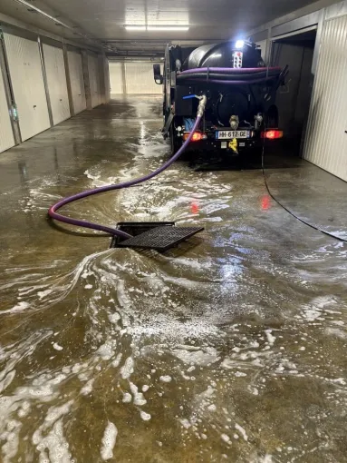 Nettoyage d un sous sol de bâtiment suite a des déversement huile dans les réseaux à Bourgoin Jallieu, Vaulx-Milieu, JP ASSAINISSEMENT