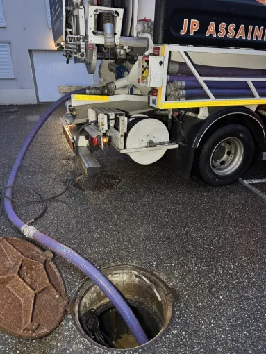 Vidange et nettoyage d une fosse de relevage pour entretien à Trept, Vaulx-Milieu, JP ASSAINISSEMENT