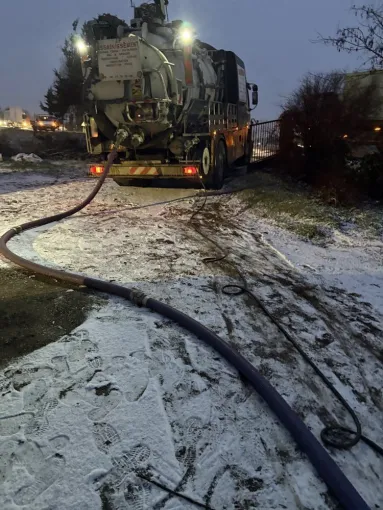 Vidange et nettoyage d une fosse pour une entreprise de tp à Saint Quentin Fallavier, Vaulx-Milieu, JP ASSAINISSEMENT