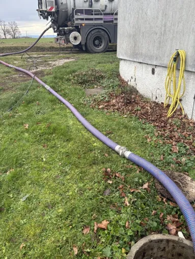 Vidange et nettoyage d une fosse septique et de son bac dégraisseur à Villeneuve de Marc, Vaulx-Milieu, JP ASSAINISSEMENT