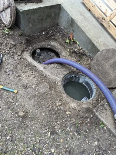 Vidange et nettoyage d une fosse toutes eaux pour entretien à Roche, Vaulx-Milieu, JP ASSAINISSEMENT