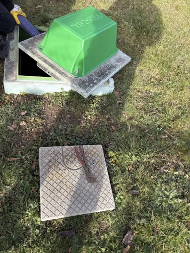 Vidange et nettoyage d'une micro station tricel pour entretien à Diemoz, Vaulx-Milieu, JP ASSAINISSEMENT