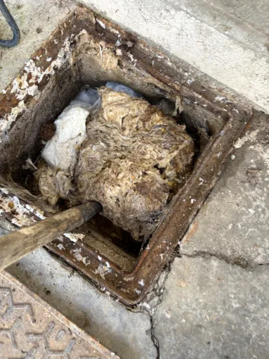 débouchage canalisation wc dans une banque et localisation du problème à la Verpillière