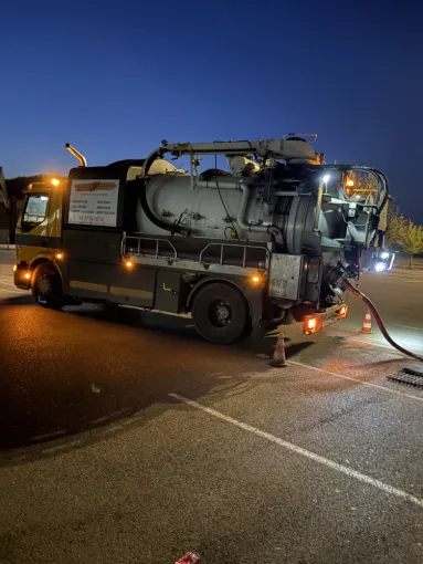 curage de réseau eu dans un centre commercial à Saint Quentin Fallavier