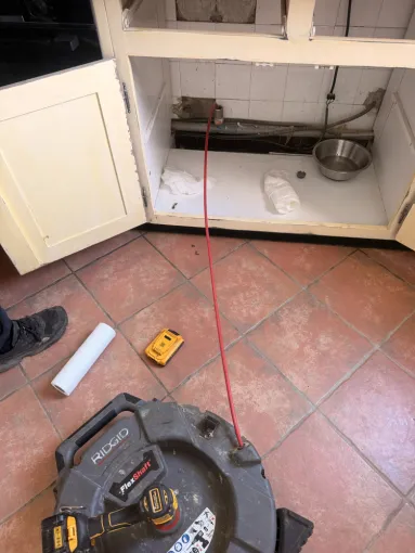 débouchage canalisation évier avec furet mécanique à chaine dans un appartement à Estrablin