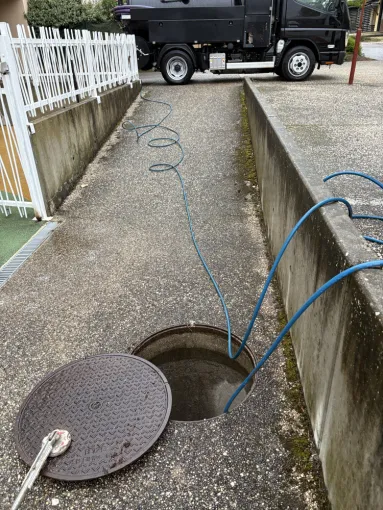 détartrage canalisation wc avec robot picote a chaine dans une crèche à Four