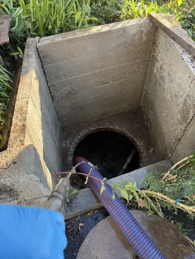 vidange et nettoyage d'une fosse septique pour entretien à Meyrié