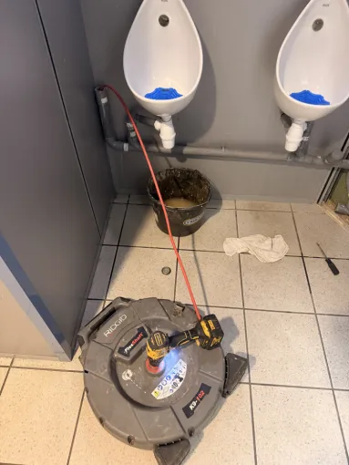 débouchage d'urinoir dans une entreprise à Saint Quentin Fallavier