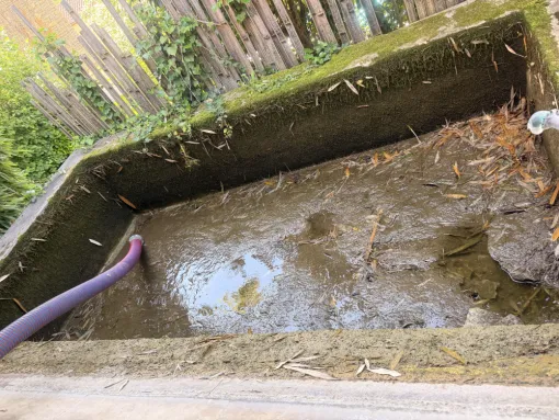 nettoyage d un lavoir avec eau stagnante à Saint Marcel Bel Acceuil