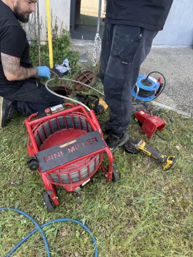 détartrage mécanique de 2 canalisations wc dans une entreprise de transport à Saint Quentin Fallavier