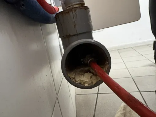 débouchage d urinoir dans une entreprise à Artas