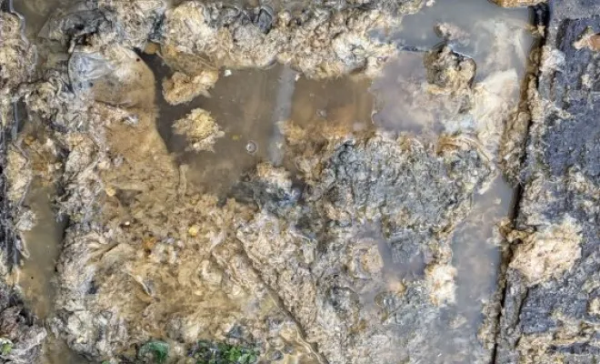 Débouchage d un regard dans une petite ruelle à Crémieu, Vaulx-Milieu, JP ASSAINISSEMENT