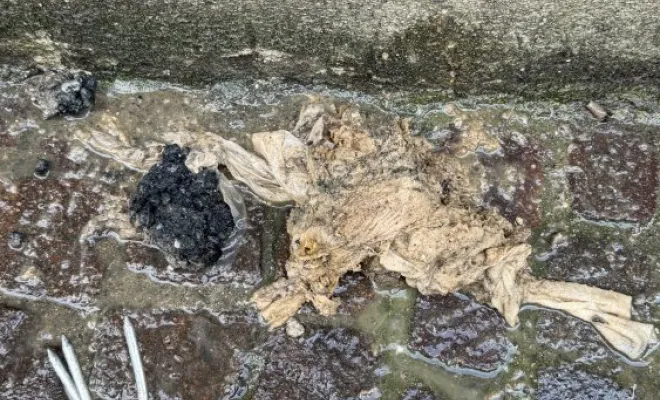 Débouchage d un regard dans une petite ruelle à Crémieu, Vaulx-Milieu, JP ASSAINISSEMENT