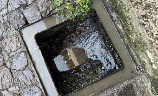 Débouchage d un regard dans une petite ruelle à Crémieu, Vaulx-Milieu, JP ASSAINISSEMENT