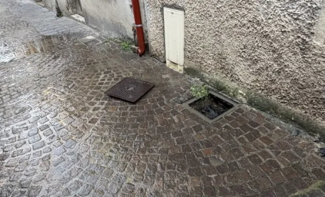 Débouchage d un regard dans une petite ruelle à Crémieu, Vaulx-Milieu, JP ASSAINISSEMENT
