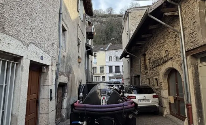Débouchage d un regard dans une petite ruelle à Crémieu, Vaulx-Milieu, JP ASSAINISSEMENT