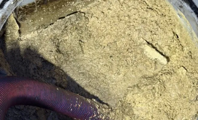 Vidange d un bac a graisse dans un restaurant pour entretien à Bonnefamille, Vaulx-Milieu, JP ASSAINISSEMENT