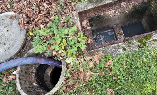 Vidange et nettoyage d une fosse septique et de son bac dégraisseur à Villeneuve de Marc, Vaulx-Milieu, JP ASSAINISSEMENT