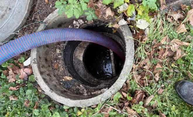 Vidange et nettoyage d une fosse septique et de son bac dégraisseur à Villeneuve de Marc, Vaulx-Milieu, JP ASSAINISSEMENT