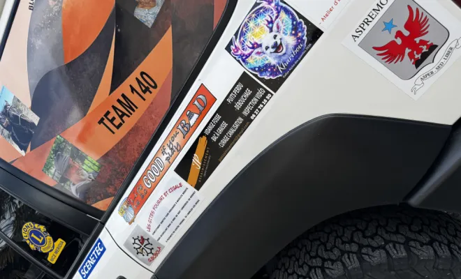 JP ASSAINISSEMENT soutient l'équipage 140 Blouses Blanches du Désert du rallye Aicha des gazelles 2026 