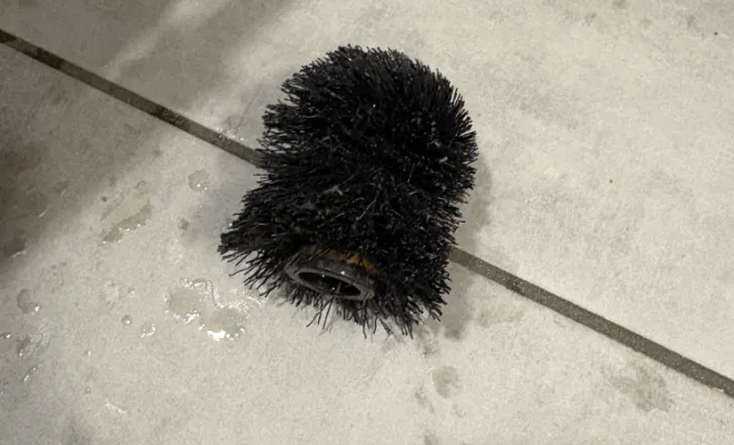 extraction d une brosse wc bloquer dans la canalisation d'une entreprise à Domarin