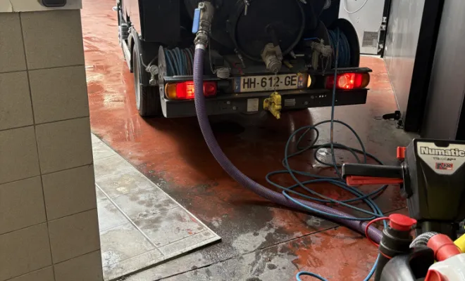 débouchage  da une canalisation wc dans une concession auto à Bourgoin Jallieu