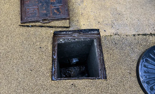 détartrage canalisation wc avec robot picote a chaine dans une crèche à Four