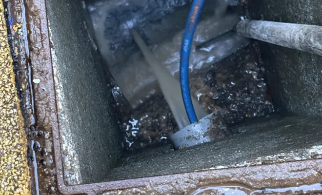 détartrage canalisation wc avec robot picote a chaine dans une crèche à Four