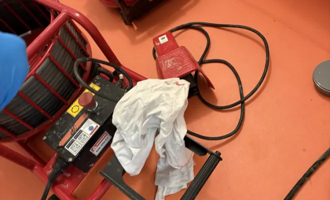 détartrage canalisation wc avec robot picote a chaine dans une crèche à Four