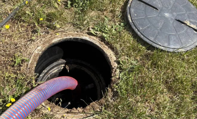 groupement de 4 voisins pour la vidange de 4 fosses toutes eaux pour raccordement à l égout à Four