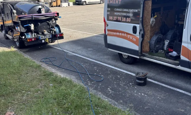détartrage mécanique de 2 canalisations wc dans une entreprise de transport à Saint Quentin Fallavier