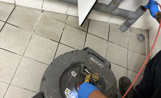 débouchage d urinoir dans une entreprise à Artas