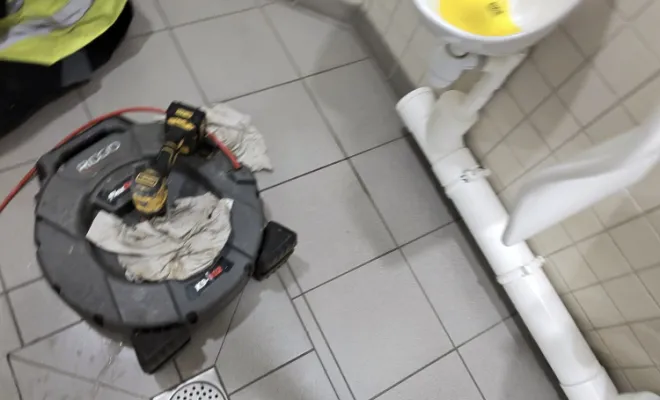débouchage et detartrage canalisation urinoir dans une entreprise à Bourgoin Jallieu