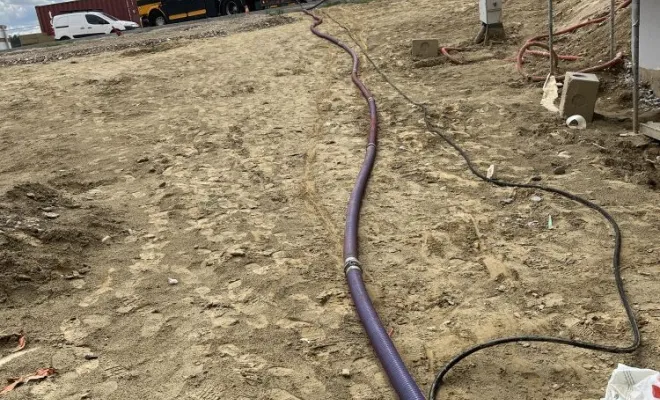 Curage de fourreaux électrique pleins de boue sur un chantier à La verpilliere, Vaulx-Milieu, JP ASSAINISSEMENT