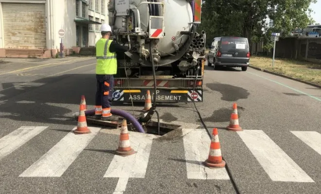 Curage de réseau unitaire diamètre 1000 dans une usine à Feyzin, Vaulx-Milieu, JP ASSAINISSEMENT