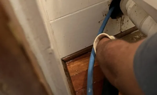 Débauchage d'une canalisation wc dans un bâtiment à Bourgoin Jallieu, Vaulx-Milieu, JP ASSAINISSEMENT