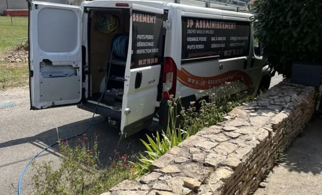 Débouchage d'une canalisation d'arrivée de fosse à Charantonnay, Vaulx-Milieu, JP ASSAINISSEMENT