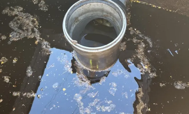 Débouchage d'une canalisation de liaison de bassin de step à Mionnay avec mini hydrocureur, Vaulx-Milieu, JP ASSAINISSEMENT