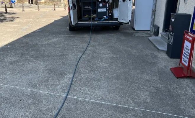 Débouchage d'une canalisation sous plafond dans un commerce à Septème, Vaulx-Milieu, JP ASSAINISSEMENT