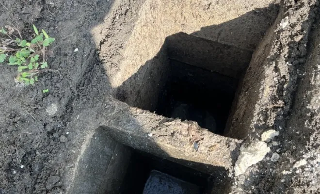 Débouchage d'un regard siphoïde plein de graisse à Oytier Sainte Oblas, Vaulx-Milieu, JP ASSAINISSEMENT