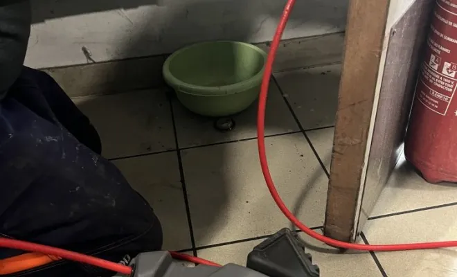 Débouchage d'urinoir avec machine flexshaft dans une entreprise à Chaponnay, Vaulx-Milieu, JP ASSAINISSEMENT