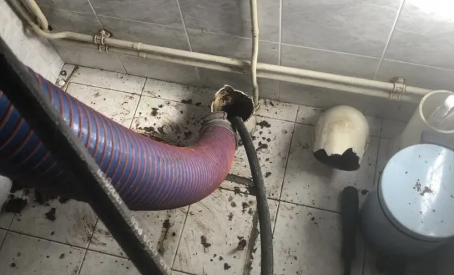 Débouchage détartrage d'une canalisation wc à Flosaille, Vaulx-Milieu, JP ASSAINISSEMENT