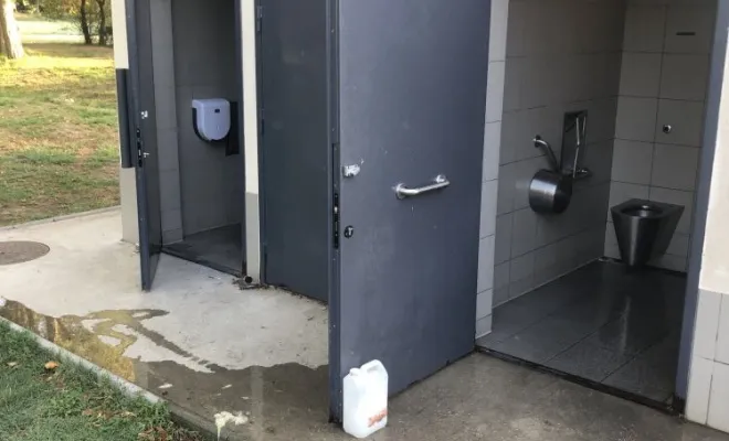 Débouchage et nettoyage haute préssion de bloc sanitaire public à Bourgoin Jallieu, Vaulx-Milieu, JP ASSAINISSEMENT