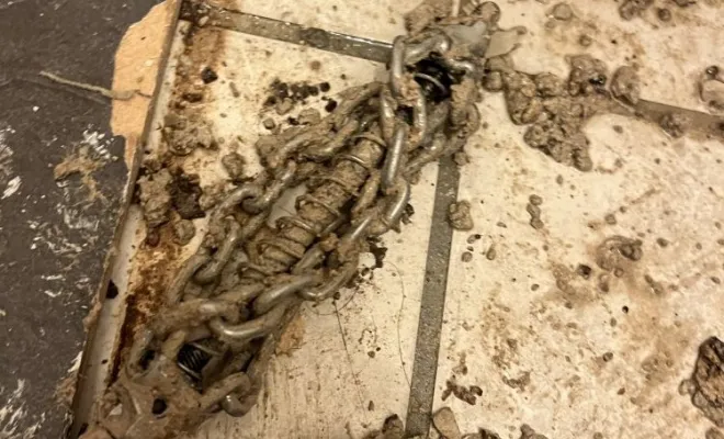 Détartrage d'une canalisation wc avec robot de fraisage à Châtonnay, Vaulx-Milieu, JP ASSAINISSEMENT