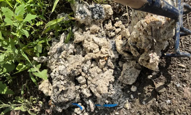 Débouchage d'un regard siphoïde plein de graisse à Oytier Sainte Oblas, Vaulx-Milieu, JP ASSAINISSEMENT