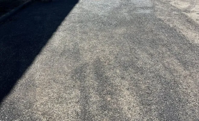 Nettoyage d'une cours d'école suite à une pollution à l'huile de vidange à Colombier, Vaulx-Milieu, JP ASSAINISSEMENT