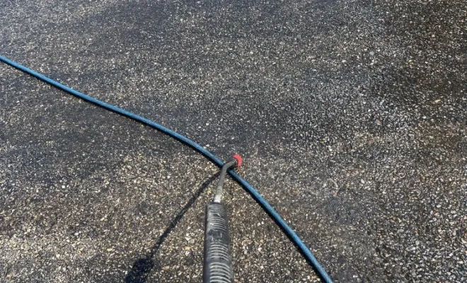 Nettoyage d'une cours d'école suite à une pollution à l'huile de vidange à Colombier, Vaulx-Milieu, JP ASSAINISSEMENT
